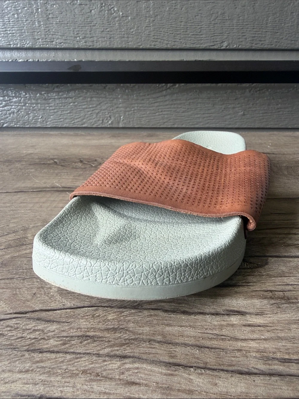Vince Men’s Casual Slide Sandals in Rust Orange and Cream size 10 M